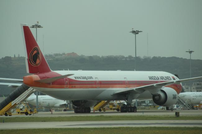 Ein Flugzeug der Angola Airlines auf dem „Aeroporto Humberto Delgado“ in Lissabon, Mitte März 2022. Foto: Arne Lund